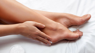 Minyak Esensial yang Baik untuk Kulit Kaki Kering